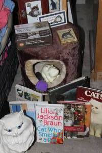 lot 149 image: Ceramic Cat and Other Cat related items