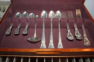 lot 152 image: Sterling Silver Flatware 1895 Gorham Sterling in Mahogany Flatware case (19 pieces)