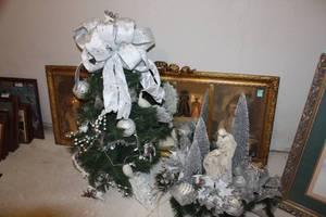 lot 195 image: Beautiful White Christmas Decorations
