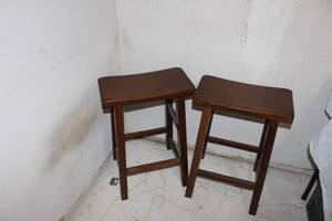 lot 187 image: 2 bar Stools, Very Sturdy Matching table in 173