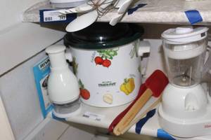 lot 345 image: Rival Crockpot and Other Kitchen Items