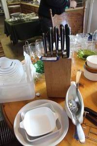 lot 357 image: Butcher Block Knife Set and Dishes