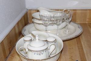 lot 375 image: Beautiful Hostesses Pieces lenox, Round Platter, 2 Serving Bowls, Gravy Boat, Salt and Pepper, Cream and Sugar & 3 Small Crystal Etched Glasses