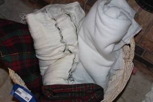 lot 419 image: Basket of Christmas Table Linens