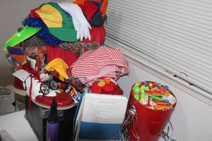 lot 250 image: Vintage Trunk With Key Full of Everything to get Started as a Clown, Clothes, Shoes, Wigs, Prizes, Balloons, Make Up and a How to Guide