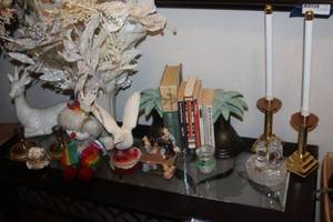 lot 253 image: Home Decor Pieces, Pictured as Shown
