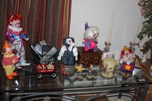 lot 256 image: Clowns Galore and other Home Decor, Candle, Remotes, Basket