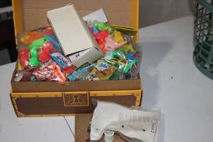 lot 259 image: Prize Trunk, Great for Teachers, Drs Offices, Dentist, anywhere Children Have to Wait for their Turn