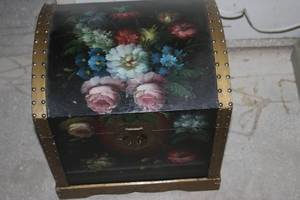 lot 232 image: Beautiful Vintage Chest Full of Yarn and Crochet Hooks, Books on How to