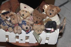 lot 329 image: Boyds Bears