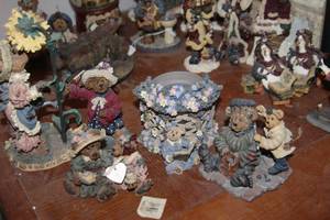 lot 365 image: Boyds Bears