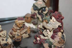 lot 196 image: Christmas Home Decor See Photos