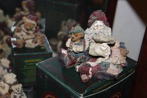lot 403 image: Boyds Bears