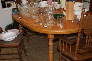 lot 290 image: Dining Room Table, Had two leaves for it