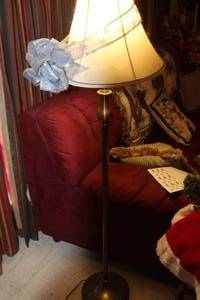 lot 321 image: Floor Lamp With Lamp Shade