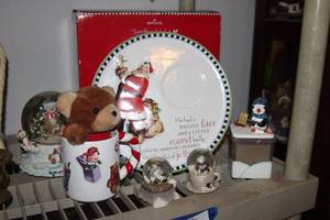 lot 324 image: Misc Christmas Home Decor