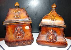 lot 132 image: NICE LOT OF 2 - METAL DISPLAY BOXS WITH LIDS AND STORAGE