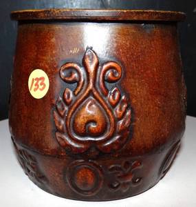 lot 133 image: METAL ROUND POT - 5  CIRCUMFERENCE