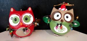 lot 147 image: CUTE SET OF 2 BRIGHT EYED OWL ORNAMENTS