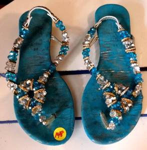 lot 148 image: JEWELED WOMENS FLIP FLOPS IN EX CONDITION