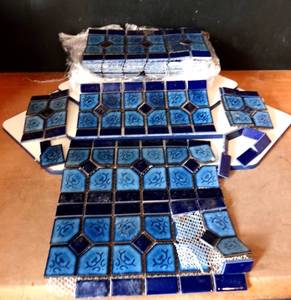 lot 157 image: PRETTY GLAZED WALL TILES AS SHOWN - 18 12 SHEETS  PIECES