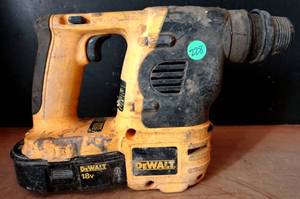 lot 228 image: DeWalt DC212 78-Inch 18V Cordless SDS Hammer Drill w1 Batteries - UNTESTED