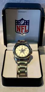 lot 40 image: Vintage Dallas Cowboy NFL Watch in original case