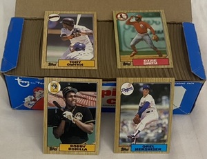 lot 166 image: 1987 Topps Baseball Picture Cards