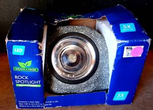 lot 10 image: WILSON & FISHER SOLAR POWERED ROCK SPOTLIGHT - UNUSED IN ORIG BOX