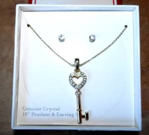 lot 12 image: LOVELY 18 CRYSTAL PENDANT & EARRING SET