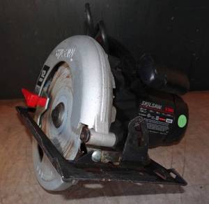 lot 17 image: Skilsaw Model 5380 12 Amp 7 14 Corded Electric Circular Saw - WORKS GREAT