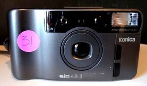 lot 31 image: CLASSIC FILM CAMERA - KONICA BIG MINI W AUTO VARIABLE FLASH - BATTERY TESTED GOOD $$$