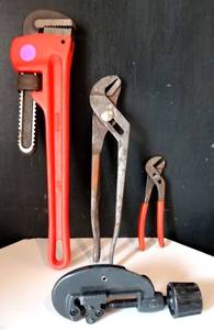lot 69 image: LOT OF ASSORTED PLUMBING WTENCHES AND PIPE CUTTER
