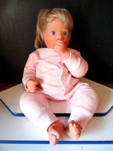 lot 74 image: RARE - Lee Middleton Doll 1996 Thumb Sucking 081595 USA 20 Blond Hair Blue Eyes