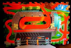lot 82 image: HOT WHEELS FUN MATS - LOT OF 6 SNAP TOGETHER - 11 X 11 EACH