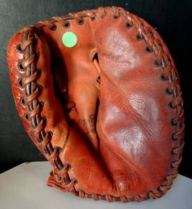 lot 125 image: RARE VINTAGE GIL HODGES 1950S B-91 PRO MODEL FIRST BASEMANS MITT $$$