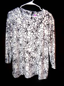 lot 142 image: CATHY WOMENS DECORATIVE BLACK AND WHITE FLORAL BLOUSE - SIZE XL