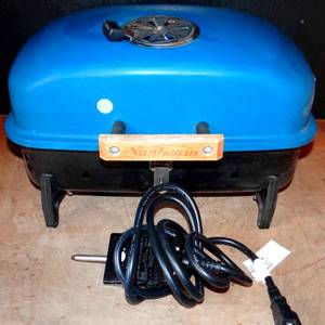 lot 146 image: Sunbeam BC1712E Table Top Electric Camping Grill - WORKS
