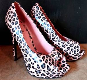 lot 149 image: PINK LEOPARD HI HEELED SHOES - SIZE 8 12