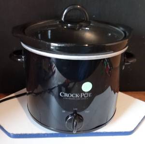 lot 167 image: Crock-Pot SCR400-B 4-Quart Manual Slow Cooker, Black - WORKS