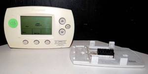 lot 173 image: Honeywell Thermostat TH6110D1005 - BATTERY TESTED GOOD