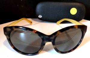 lot 177 image: WOMENS FOSSIL CAT EYE SUNGLASSES