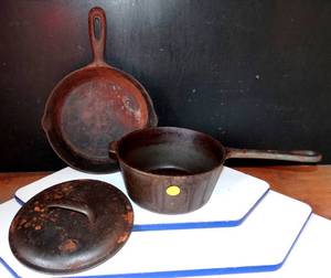 lot 189 image: CAST IRON FRY PAN AND POT WITH LID AS SHOWN