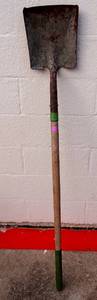lot 253 image: LARGE SHOVEL IN GOOD CONDITION