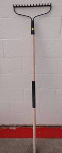 lot 255 image: LARGE METAL RAKE IN EXCELLENT CONDITION