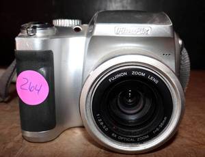 lot 264 image: Fuji Fujifilm Finepix 3800 3.2MP Digital Camera w6x Zoom - WORKS