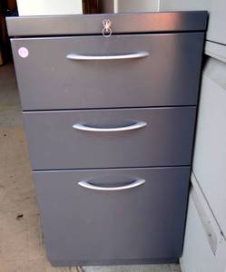 lot 276 image: LIKE NEW - 3 DRAWER SIDE DESK METAL FILE CABINET WITH KEY