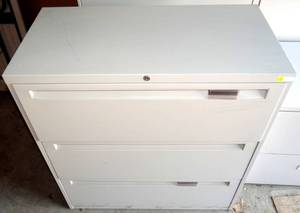 lot 278 image: EXCELLENT 3 DRAWER METAL FILE CABINET