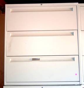 lot 279 image: EXCELLENT 3 DRAWER METAL FILE CABINET