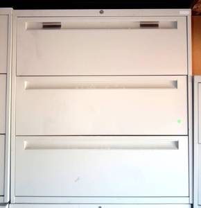 lot 280 image: EXCELLENT 3 DRAWER METAL FILE CABINET